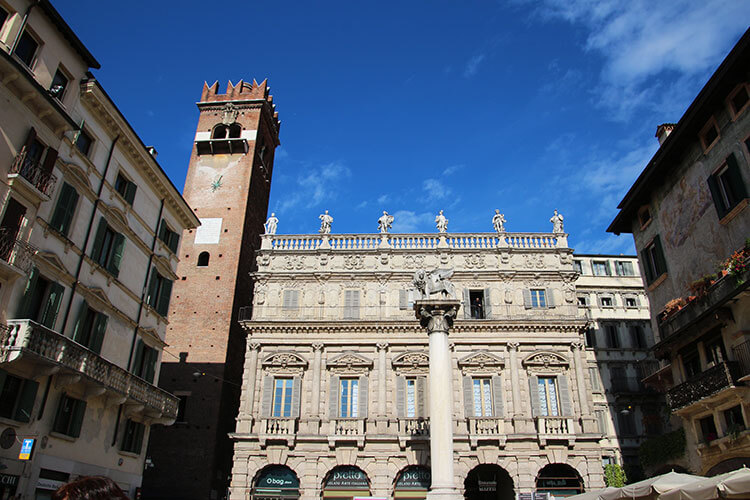 Siz statues top the three story Palazza Mafferi. A column rises in front and is topped with a lion, signifying Verona was once under Venetian rule