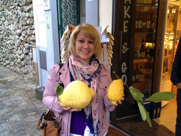 Jennifer holding up a certo and a lemon for comparison at Cucina di Sofi in Ravello
