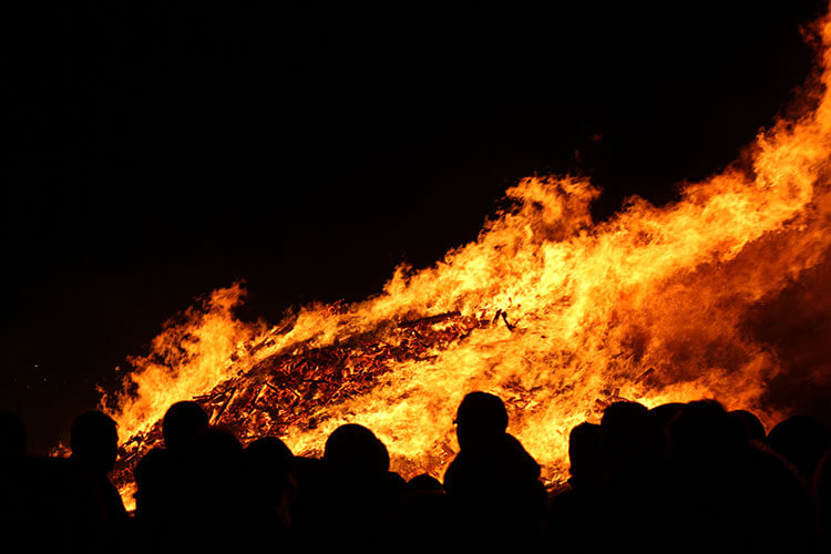 Brenna bonfire on New Year's Eve in Reykjavik