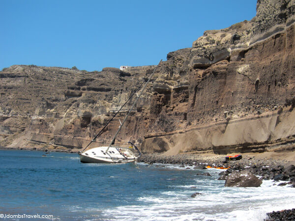 A boat crashes on Santorini