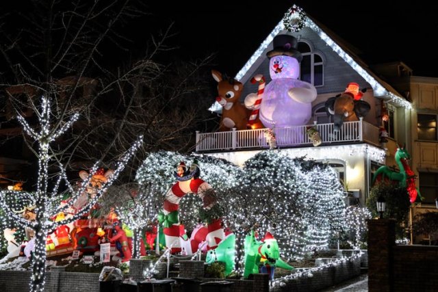 Dyker Heights Christmas Lights Tour - Luxe Adventure Traveler