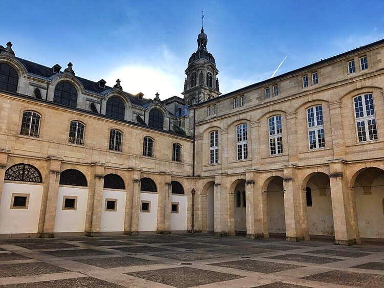 Cour Mably Bordeaux