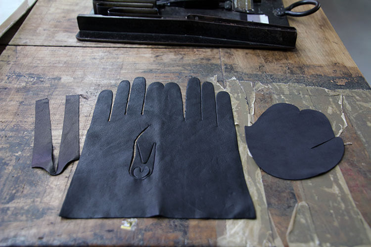 Between the fingers, the gloves and the thumbs are each cut separately 