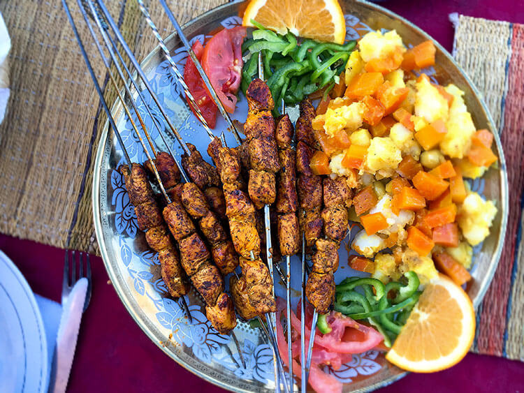 Chicken skewers with potato hash 