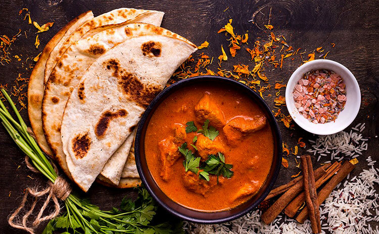 Indian chicken curry with pita bread at Sakalan at Al Baleed Resort by Anantara