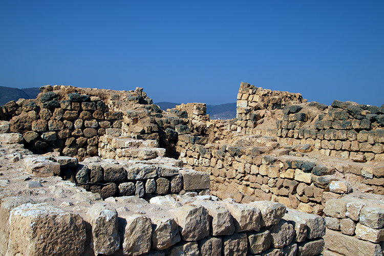 The foundation stones of ruined buildings in Khor Rori