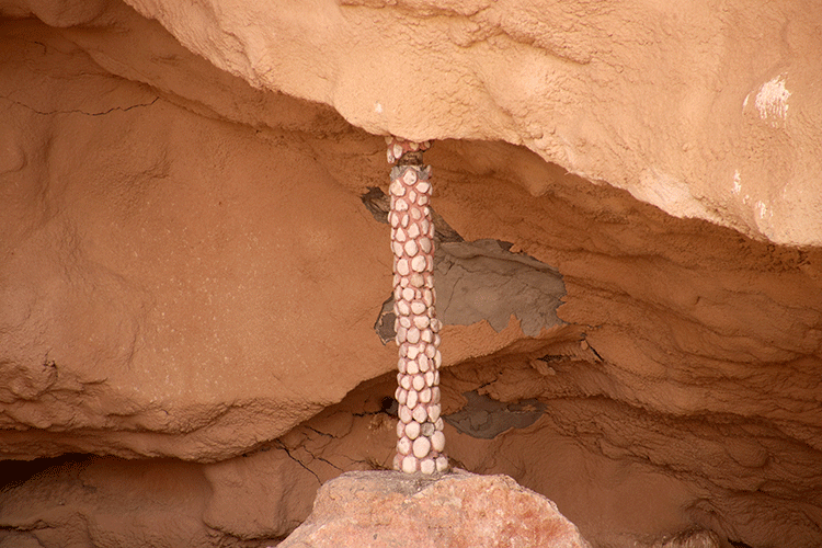 A column is excavated within the sinkhole showing the fortress collapsed in Ubar