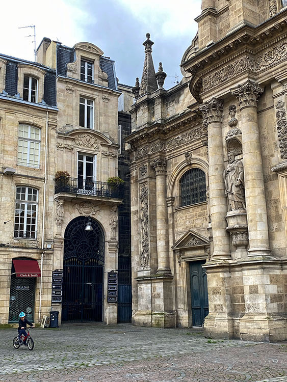 Place du Chapelet where a church meets a covered passageway in Bordeaux, France