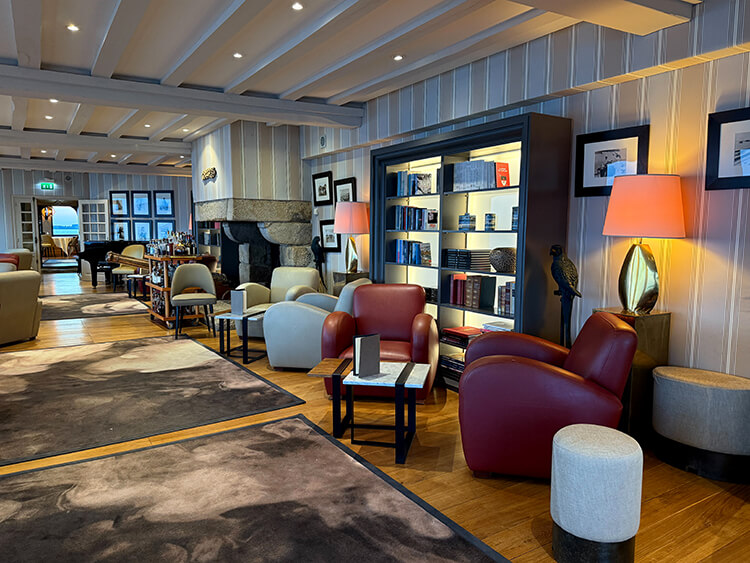 The lounge bar at Domaine de Rochevilaine