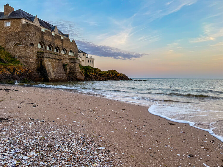 Sunset on the Plage des Amoureux with Domaine de Rochevilaine perched above