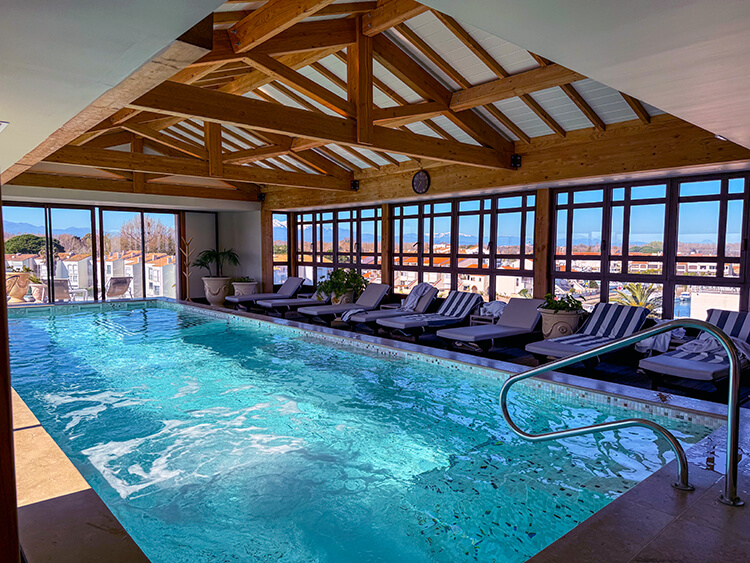 The Spa Marin has a heated rooftop pool with aqua massage circuit at Hotel L'Île de la Lagune in Saint-Cyprien, France