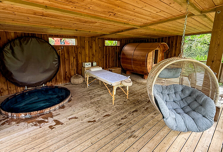 The Nordic Spa cabin with Nordic bath, relaxation swing and sauna at Les Frères Ibarboure