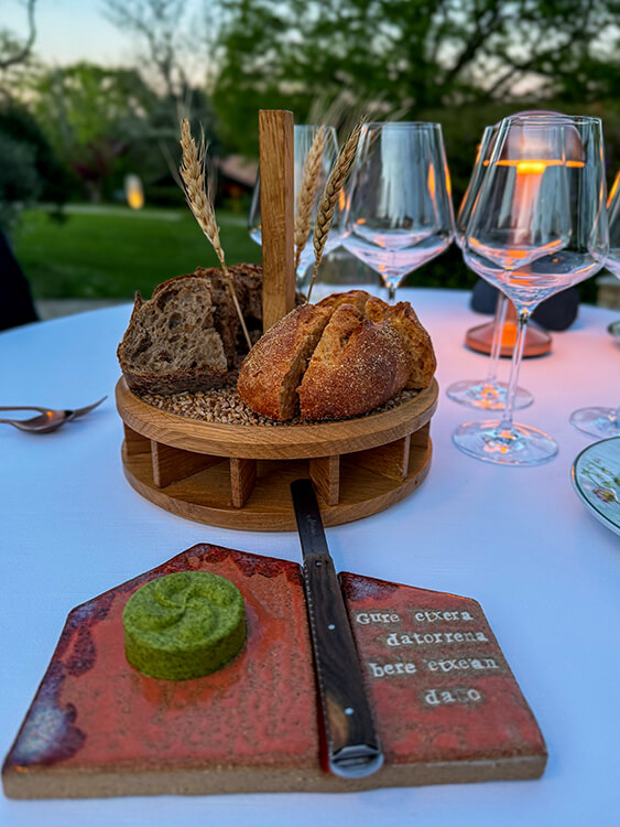 Two kinds of bread with butter with wild garlic at Les Frères Ibarboure