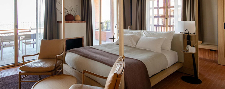 A room with fireplace and terrace at Casa di Langa